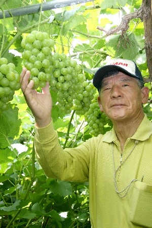 生育状況を厳しい目でチェックする晴義さん