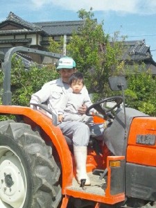 農機に乗るのが大好きという雄吾くん。家族に元気をくれる存在だ