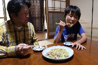 シロウリ料理を笑顔で食べる息子・大輝くん㊨